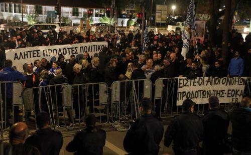 Με υβριστικά συνθήματα κατά Βουλευτών η διαμαρτυρία έξω από την Βουλή (1)