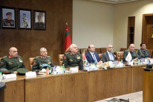 وزير الدفاع يبحث سبل تعزيز التعاون الثنائي مع الأردن