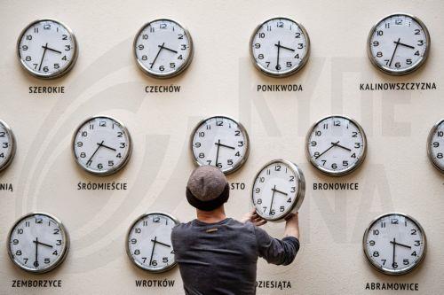 Μία ώρα μπροστά οι δείκτες των ρολογιών τα ξημερώματα της Κυριακής