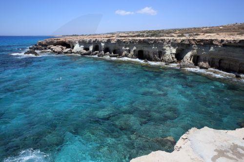 Στο νοσοκομείο για περίθαλψη τραυματίας μετά από πτώση στις θαλασσινές σπηλιές Αγ.Νάπας