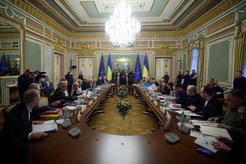 Ο Ζελένσκι θεωρεί πιθανή την έναρξη διαπραγματεύσεων της Ουκρανίας στην ΕΕ εντός του έτους