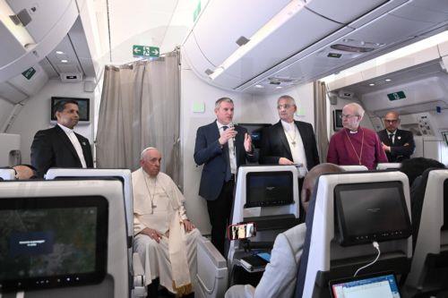 Aνοικτός σε συνάντηση με  Ζελένσκι και Πούτιν δηλώνει ο Πάπας