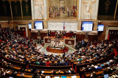 Με επεισόδια και αντεγκλήσεις άρχισε στην Γαλλική Εθνοσυνέλευση η συζήτηση για την μεταρρύθμιση του συνταξιοδοτικού