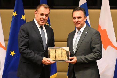 Πολιτικό όργανο διαβούλευσης σε θέματα αμυντικής συνεργασίας, ανακοίνωσαν οι ΥΠΑΜ Ελλάδας και Κύπρου [ΒΙΝΤΕΟ]