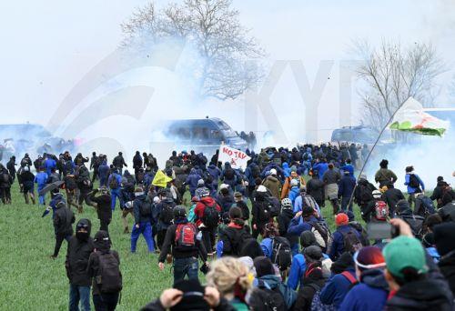 Βίαιες συγκρούσεις ανάμεσα σε αστυνομικές δυνάμεις και διαδηλωτές στην αγροτική περιοχή Σεν Σολίν της Γαλλίας