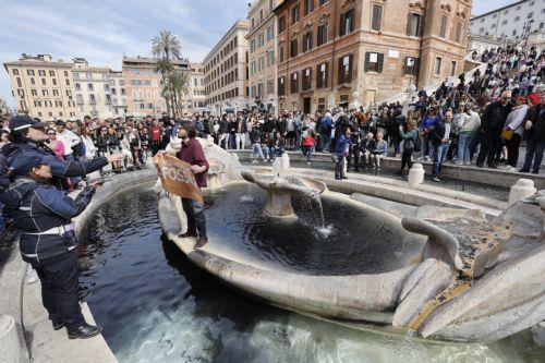 Aκτιβιστές έριξαν μαύρο υγρό στο σιντριβάνι της Πιάτσα ντι Σπάνια στη Ρώμη