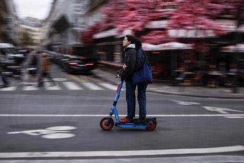Νέες ρυθμίσεις για τα e-scooters, στα 17 έτη το όριο χρήσης