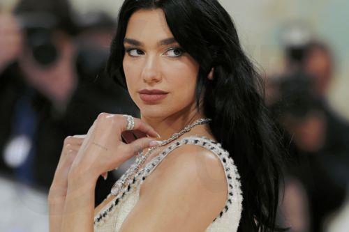Η Dua Lipa αποτίει φόρο τιμής στην Σινέντ Ο Κόνορ στη συναυλία της στο Δουβλίνο