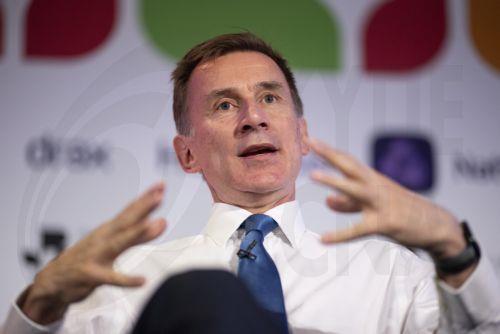 Θα δεχόταν ύφεση στο ΗΒ ο Χαντ εφόσον έπεφτε ο πληθωρισμός