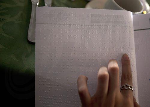 Λανθασμένη η πληροφόρηση για «διακοπή χορηγίας» τυφλών, λέει το Υφυπουργείο