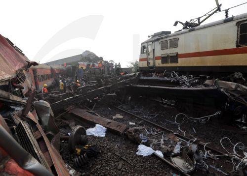 Τουλάχιστον 261 νεκροί στο σιδηροδρομικό δυστύχημα της Ινδίας