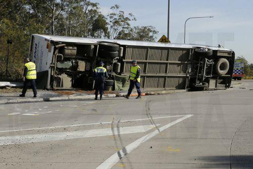 Nεκροί και τραυματίες στη Μαλαισία σε σύγκρουση τουριστικού λεωφορείου με φορτηγά