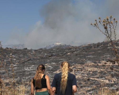Στο συντονιστικό κέντρο για την πυρκαγιά στη Διερώνα ο Πρόεδρος της Δημοκρατίας