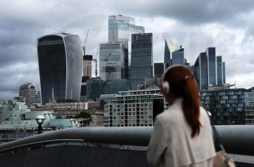 Μηνιαία συρρίκνωση 0,3% τον Απρίλιο για βρετανική οικονομία