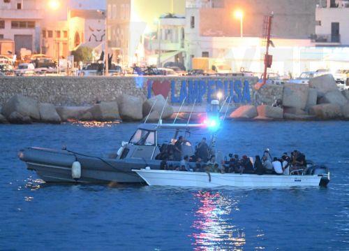 Δέκα επιζώντες, έξι νεκροί και δεκάδες αγνοούμενοι από ναυάγιο νότια της Λαμπεντούζα