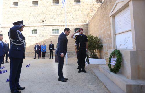 Κατάθεση στεφάνων από ΠτΔ σε Φυλακισμένα Μνήματα, ανδριάντα Μακαρίου και Μνημείο Αντιστασιακών