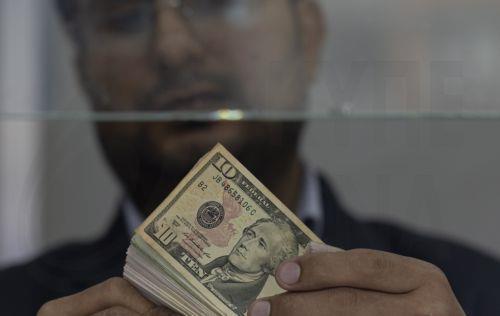 Το δολάριο υποχωρεί στο ξεκίνημα του 2025, το γεν παραμένει σε χαμηλά 5 μηνών