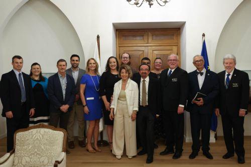 فريق من مستشفيات شرينرز للأطفال يجري جراحات عظام في قبرص