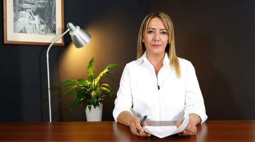 «Δεν θα εγκαταλείψουμε τα χαρακώματα» λέει στο ΚΥΠΕ η διωκόμενη από την Άγκυρα Τ/κ δημοσιογράφος Αϊσεμντέν Ακίν