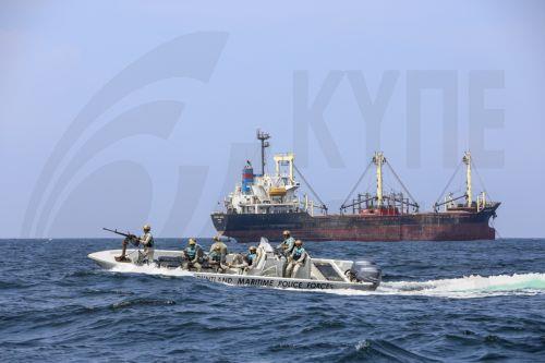 ΚΝΕ: Απειλή για το διεθνές εμπόριο οι επιθέσεις σε εμπορικά πλοία στην Ερυθρά