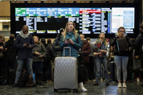 Σε εξέλιξη η διαδικασία για αναθεώρηση κανονισμού ΕΕ για χειραποσκευές, «δεν έκλεισε το θέμα» λέει η Κομισιόν