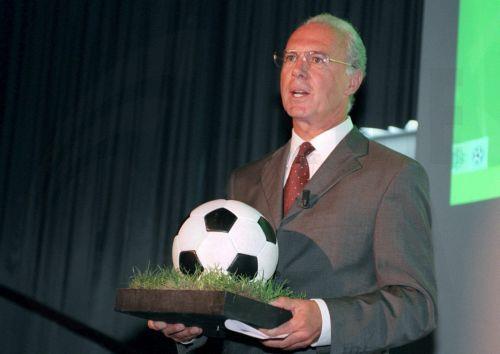 Χάλκινο άγαλμα του Μπεκενμπάουερ έξω από την «Allianz Arena»