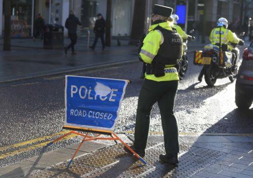 Επιθέσεις κατά της Αστυνομίας για τέταρτη νύκτα στη Βόρεια Ιρλανδία