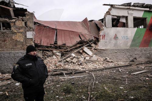 Νεκροί και τραυματίες από ρωσικές επιθέσεις στο Κίεβο