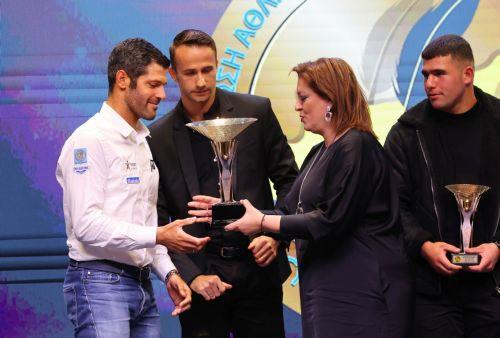 Συγχαρητήρια ΚΟΕ σε Κοντίδη και Κουλιντσένκο για τη βράβευση του από την ΕΑΚ