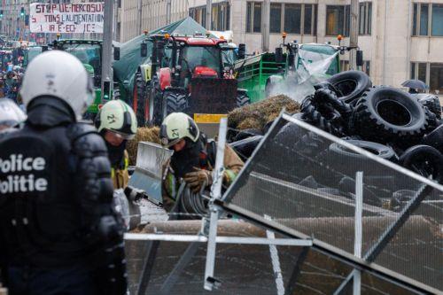 Αποχώρησαν οι αγρότες από κέντρο των Βρυξελλών, τρεις αστυνομικοί τραυματίστηκαν