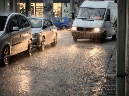 Υποχωρούν σταδιακά τα φαινόμενα καταιγίδων, λέει στο ΚΥΠΕ Μετεωρολογικός Λειτουργός