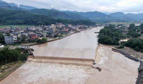 Αγώνας από πλημμυροπαθείς για διάσωση των περιουσιών τους στην Κίνα