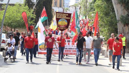 Sendikalar, İşçi Bayramında işçi hakları ve Kıbrısın yeniden birleşmesi için mesaj verdi