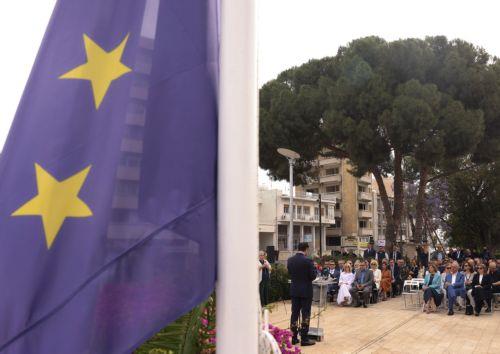 Πραγματοποιήθηκε η έπαρση της σημαίας ΕΕ για την Ημέρα της Ευρώπης, παρουσία ΠτΔ