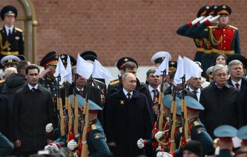 Με μηνύματα Πούτιν προς τη Δύση η στρατιωτική παρέλαση στην Κόκκινη Πλατεία