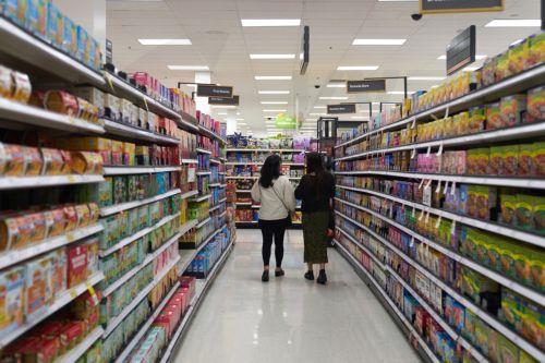 Ο πληθωρισμός στις ΗΠΑ αυξάνεται ενώ ο Τραμπ επιτίθεται εκ νέου στον επικεφαλής της Fed