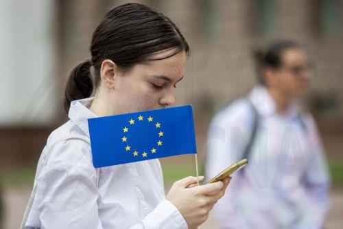 Εξηγήσεις ζητά η ΕΕ από Snapchat, YouTube, Apple και Google για προστασία ανηλίκων