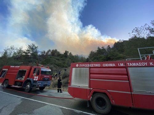 Σε εξέλιξη πυρκαγιά στη Σκαρίνου, στα αρχικά στάδια η κατάσβεση λέει στο ΚΥΠΕ ο Ν. Λογγίνος