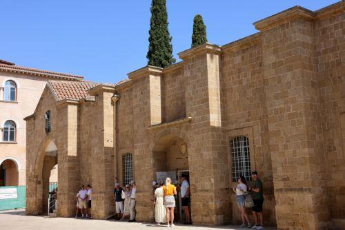 Tourist arrivals show annual increase of 9.5% in February