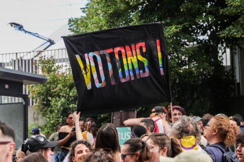 «Ναι» Γερουσίας στην Γαλλία για αποκατάσταση καταδικασθέντων για ομοφυλοφιλία