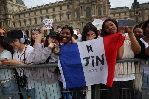 Ο Jin των BTS ανακοίνωσε την πρώτη του σόλο παγκόσμια περιοδεία