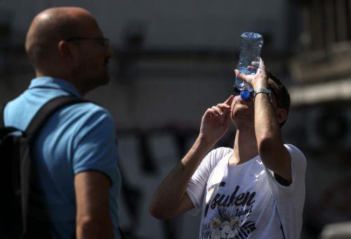 Χαιρετίζει η Κομισιόν τη δέσμευση πολυεθνικών για αλλαγή παραπλανητικών ετικετών στα πλαστικά μπουκάλια