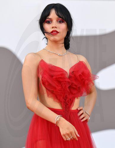 Τζένα Ορτέγκα-Τέιλορ Ράσελ στο ριμέικ του θρυλικού φιλμ «Single White Female»