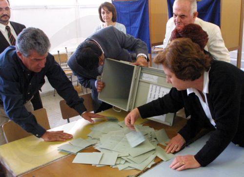 Λύσεις για αναγραφή υποψηφίων στο ψηφοδέλτιο σε περιπτώσεις συνωνυμίας εξετάζει η Βουλή