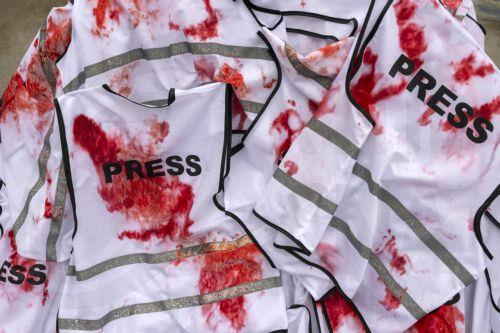 Σκοτώθηκαν 111 δημοσιογράφοι το 2025, αυξήθηκαν οι φυλακίσεις