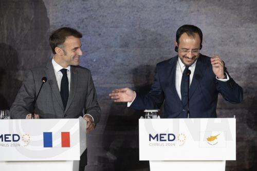 Στο Μέγαρο των Ηλυσίων ο ΠτΔ, σύντομη συνομιλία με Γιλμάζ