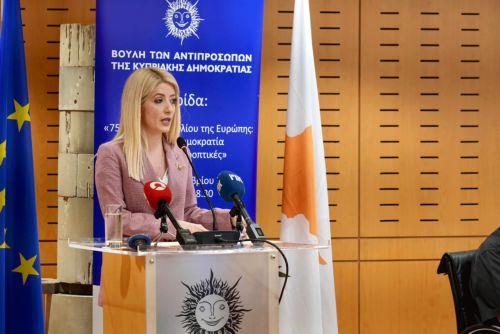 Θεμελιώδης ο ρόλος κοινοβουλίων στην προάσπιση δημοκρατίας-θεσμών, λέει η ΠτΒ