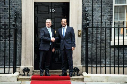 Ιδιαίτερα σημαντική η συνάντηση Χριστοδουλίδη-Στάρμερ λένε διπλωματικές πηγές