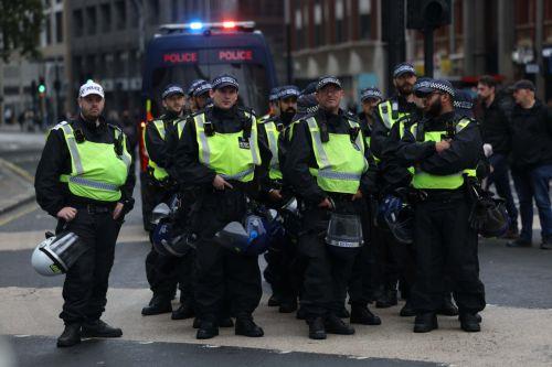 Ελεγχόμενες εκρήξεις στο Λονδίνο κατά την έρευνα ύποπτου οχήματος