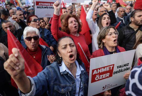 Έκτακτη σύσκεψη στην Τουρκία μετά το σοκ στις αγορές από την απόφαση για το CHP